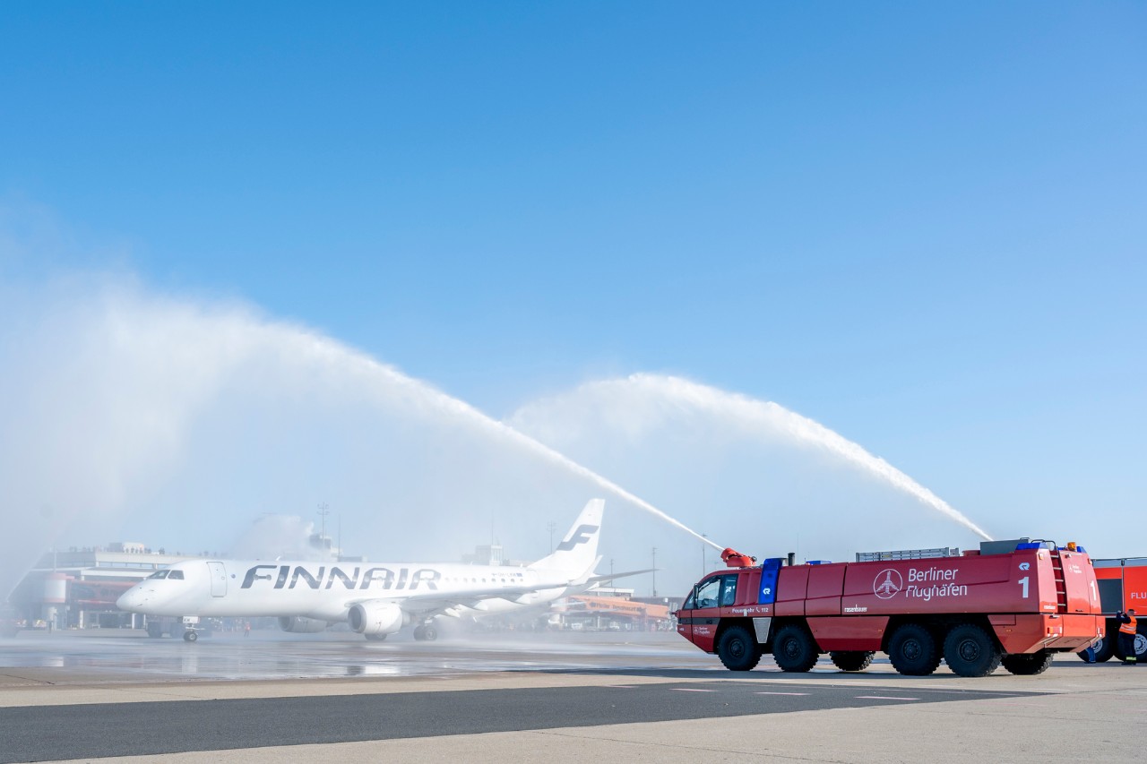 Der Finnair Flug SN2582 wird von der Flughafenfeuerwehr in Tegel verabschiedet. (Bildquelle: BER / Günter Wicker)
